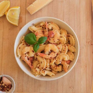 15 minute creamy prawn noodles feature image