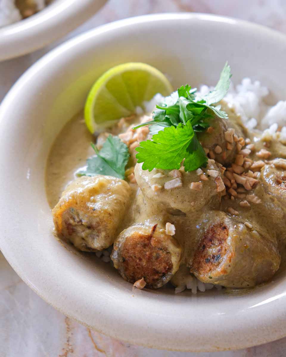 Crispy chicken rice paper dumplings served in green Thai curry with rice, coriander and toasted peanuts.